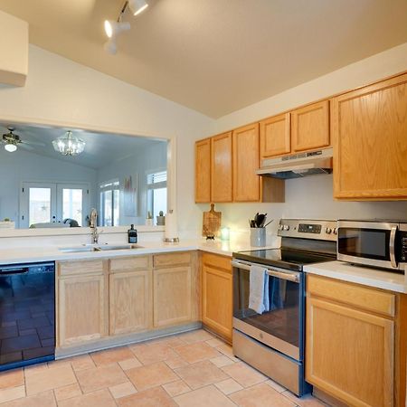 Sunny Surprise Getaway With Private Yard And Pool Villa Екстериор снимка